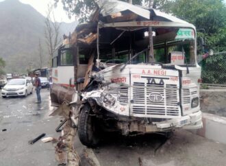 श्रीनगर हाइवे पर हुआ बड़ा हादसा, बस और डंपर के बीच टक्कर से बस हुई चकनाचूर